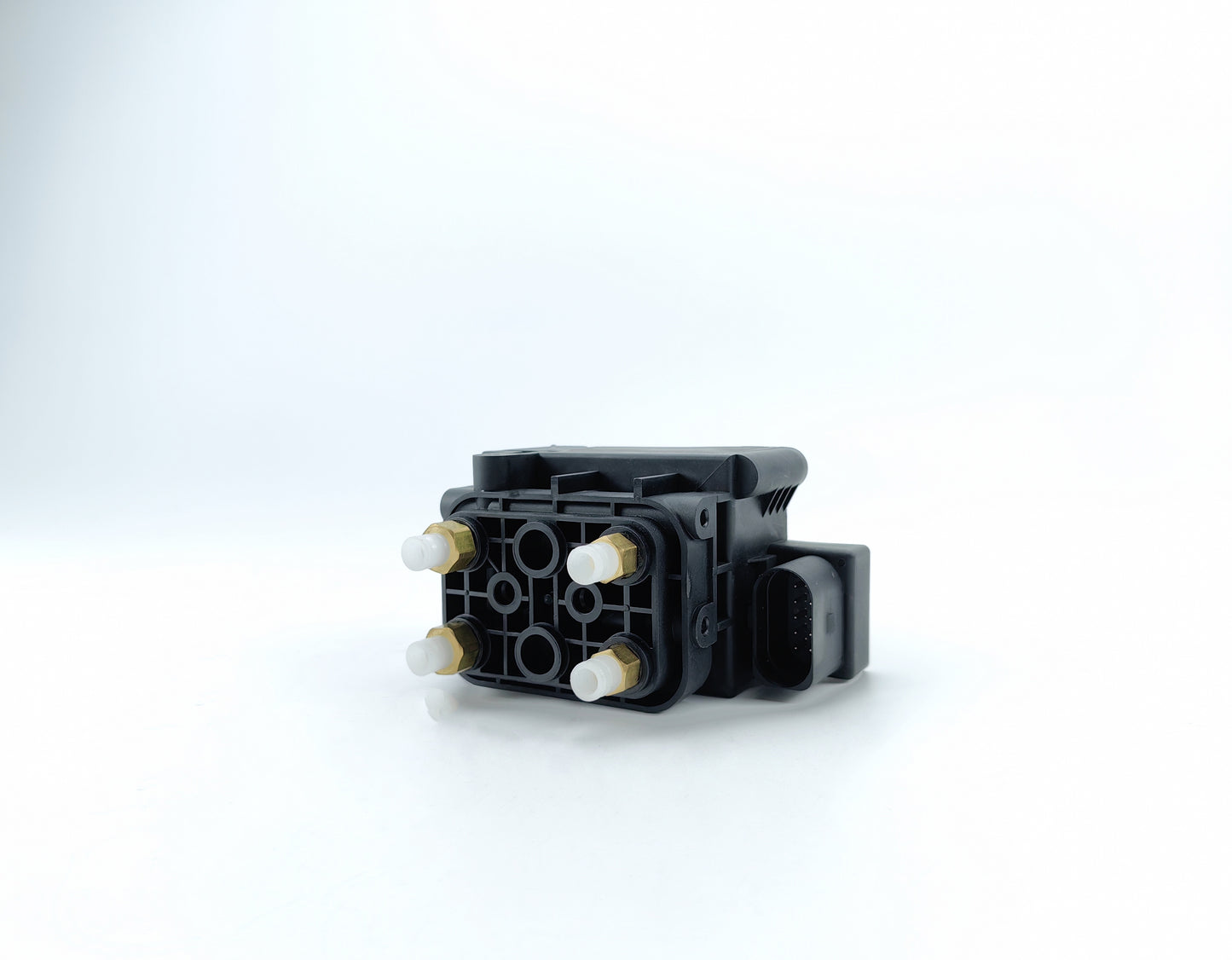 C2D26814 Air Suspension Solenoid Valve Block For Jaguar XJ 351